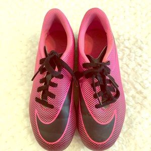 Girls pink nike baseball shoes